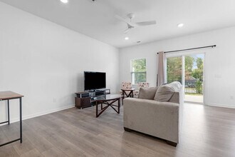 Building Photo - 2 Saltford Ln