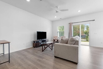 Building Photo - 2 Saltford Ln