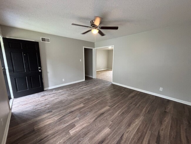 Building Photo - Welcome to this charming 3-bedroom, 1.5-ba...