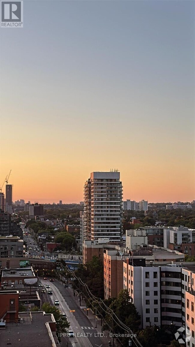 Building Photo - 270-1270 Dufferin St