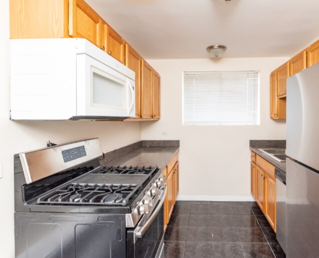 Building Photo - Lovely one bedroom with easy highway acces...