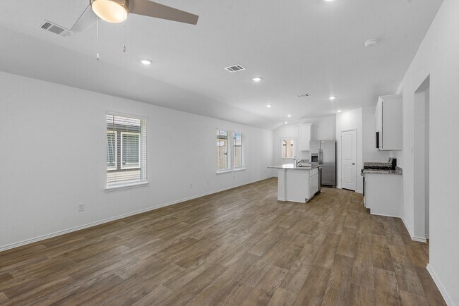 Foto del edificio - 3038 Lake Crest Dr