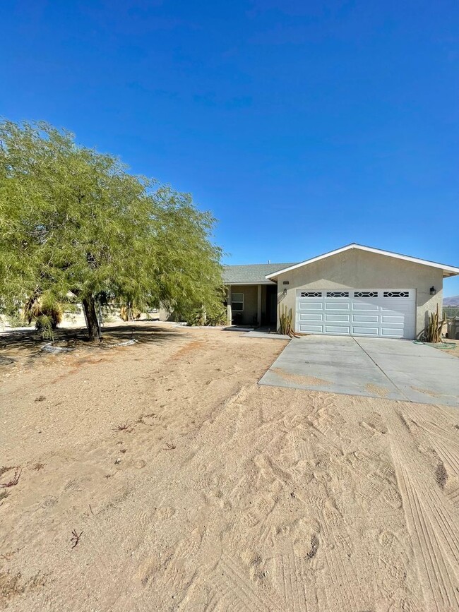 Building Photo - 3 Bedroom 2 Bathroom Home, Conveniently Lo...