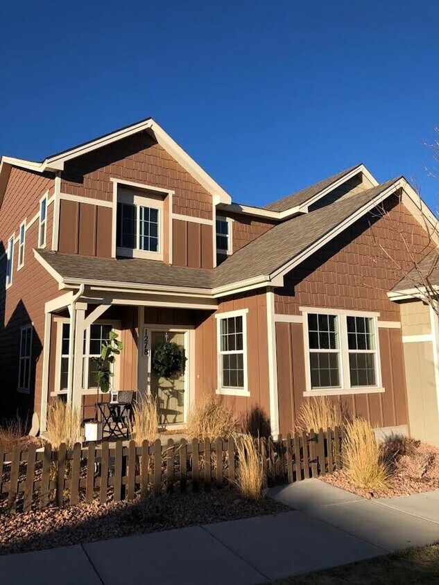 Primary Photo - 3bd, 2.5ba 2car West Side Beauty, Built in...