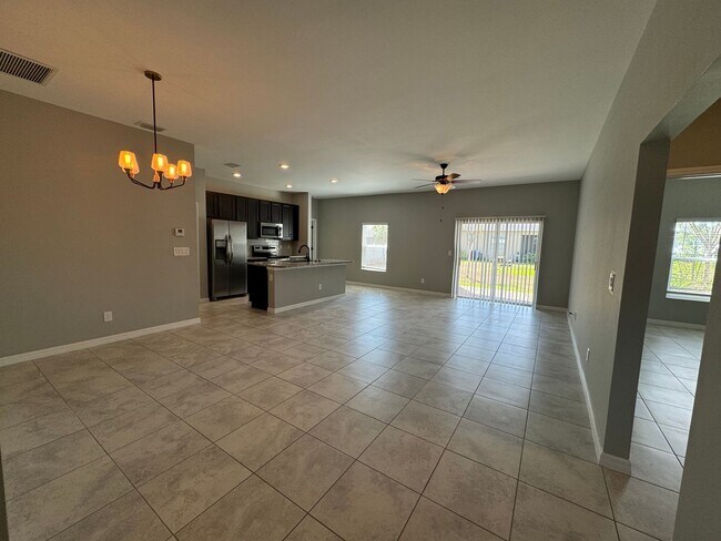 Foto del edificio - 3 Bed + Den with 2 Baths & 2 Car Garage