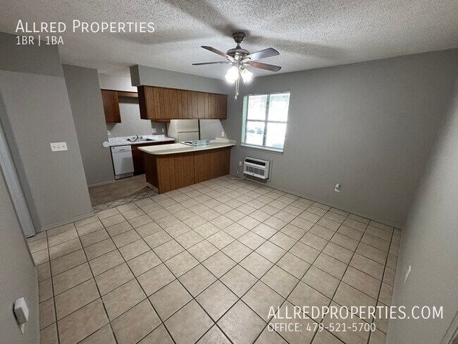 Foto del edificio - 1390 W Wedington Dr