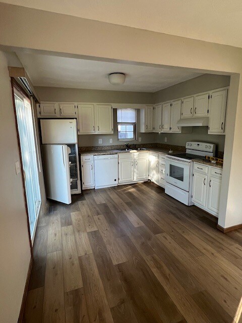 cocina con nuevos pisos LVP - 7403 Mapleleaf Blvd