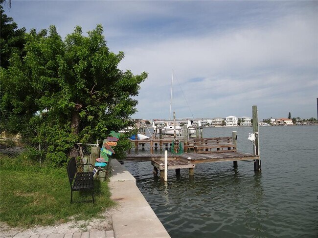 Foto del edificio - 13360 Boca Ciega Ave