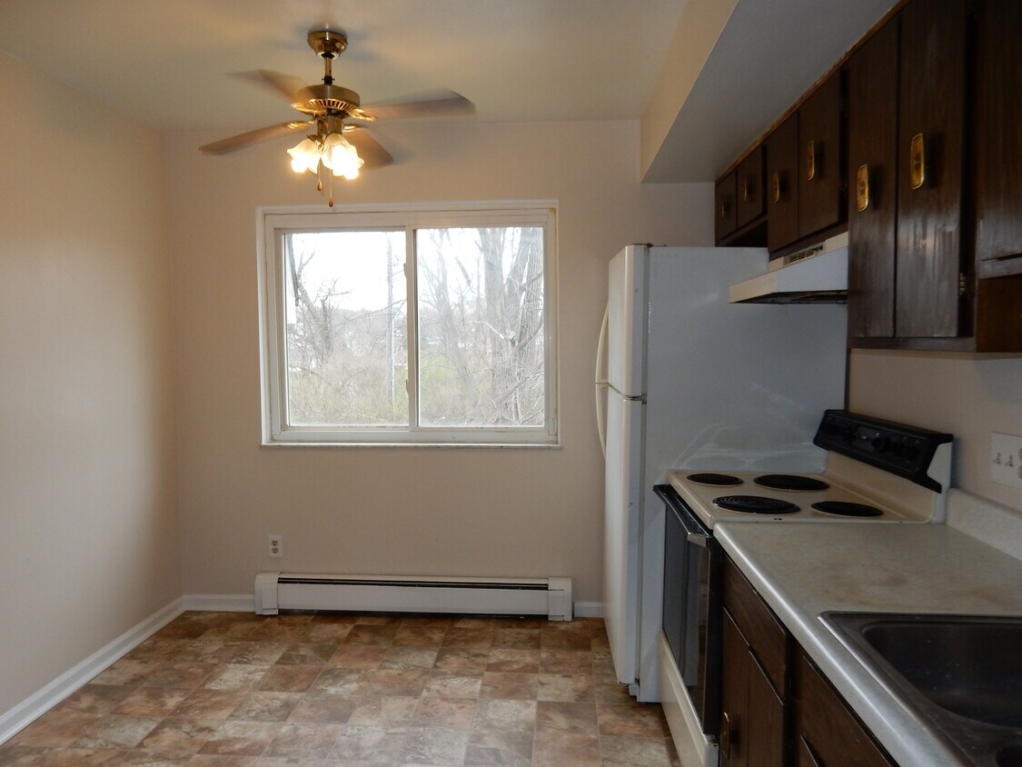 Kitchen - 4522 Elliot Ave