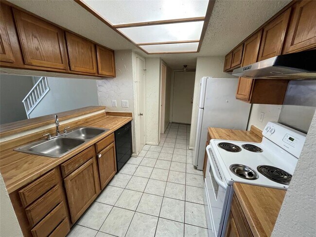 Building Photo - 13349 Water Oak Ln