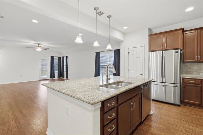 Foto del edificio - 13401 Henneman Dr