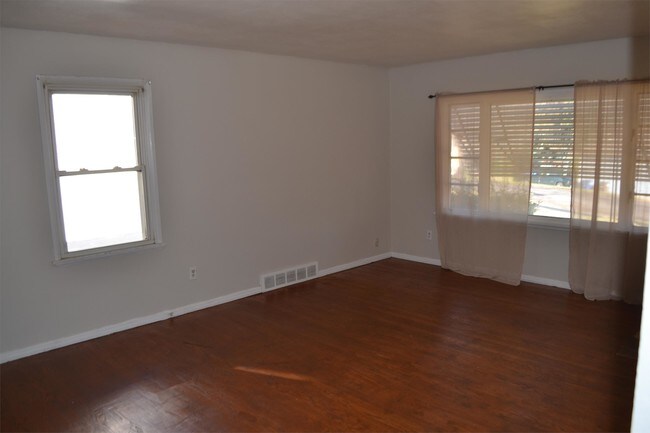 Building Photo - 431 Warfield Ave