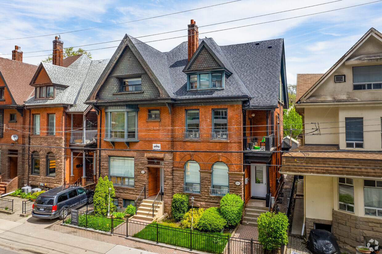 Vue de face du bâtiment - 103 Spadina Rd