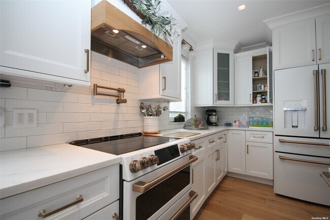 Building Photo - 54-18 69th Ln