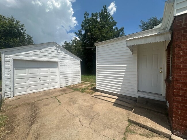 Foto del edificio - 2 Bed, 1 Bath, 1 Car Garage