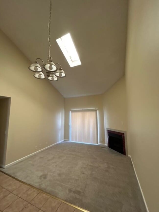 Building Photo - SPACIOUS 2 BDRM, 2 BA WITH HIGH CEILING!