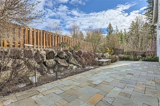 Building Photo - Stunning 4-bedroom, 3-bathroom house locat...