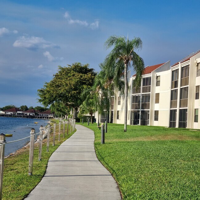 Foto del edificio - 105 Lake Emerald Dr
