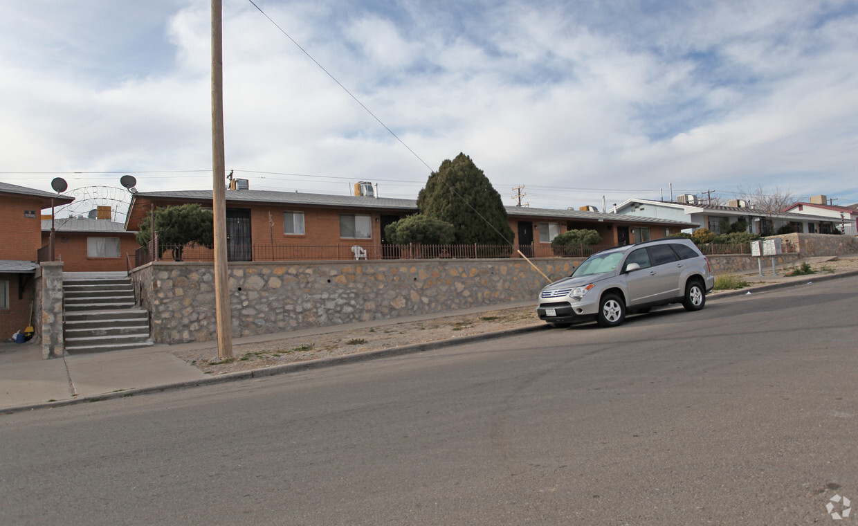 Primary Photo - Frankfort Apartments