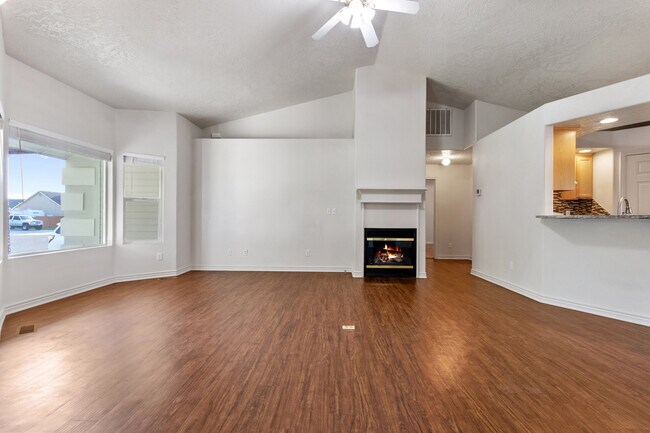 Building Photo - 2119 W Roberts Ave