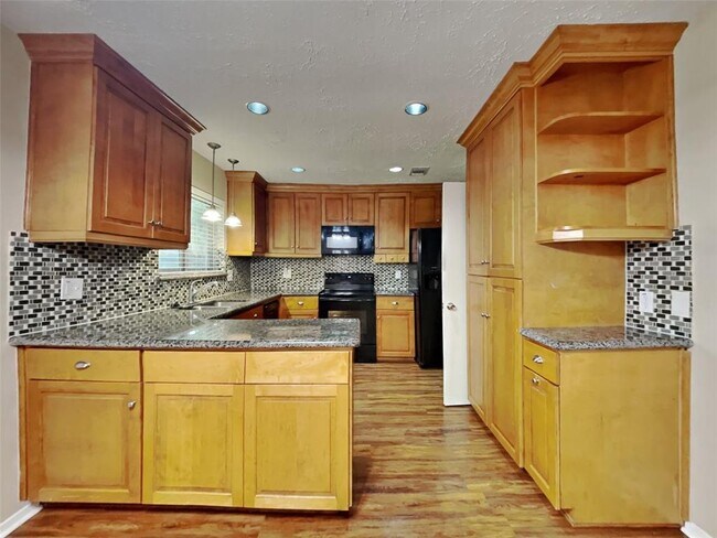 Foto del edificio - 16231 Cypress Point Dr