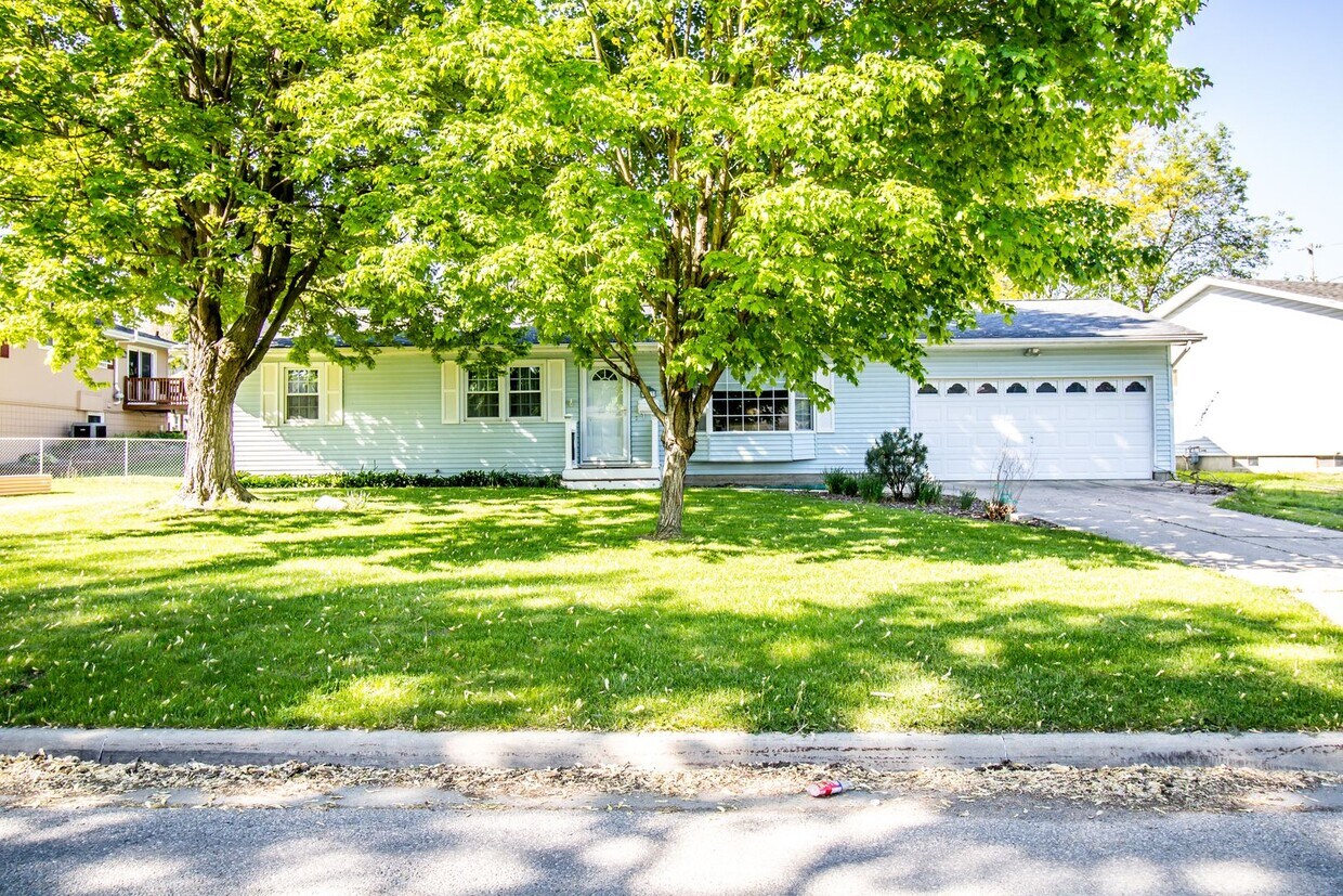 Foto principal - 3 bedroom, 1 bath home in Waterloo