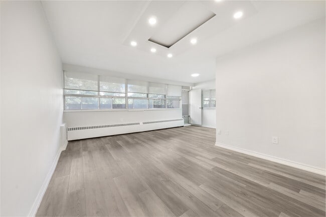 Building Photo - 65 Thorncliffe Park Dr