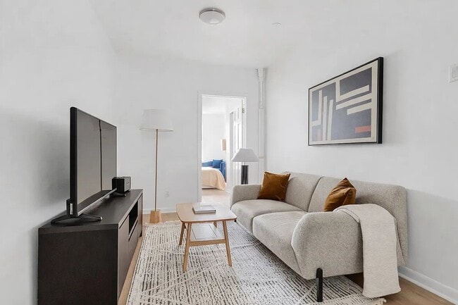 Building Photo - 327 E 10th St