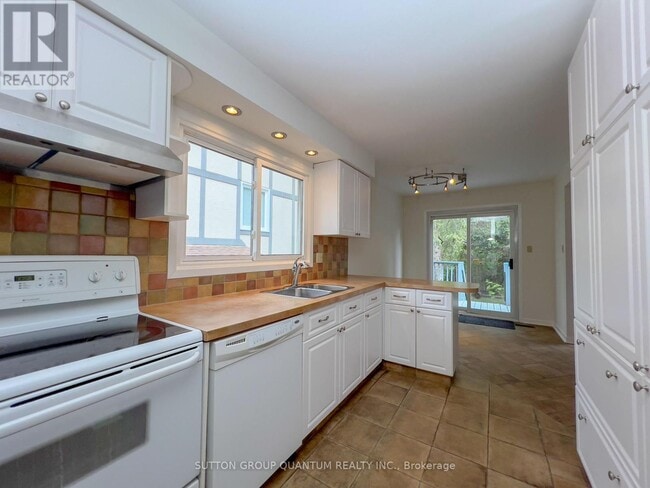 Building Photo - 4262 Jefton Crescent
