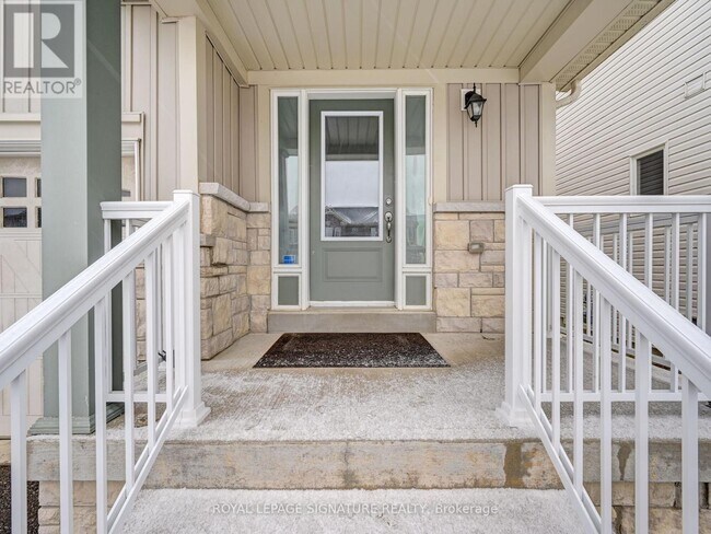 Building Photo - 758 Cook Cres