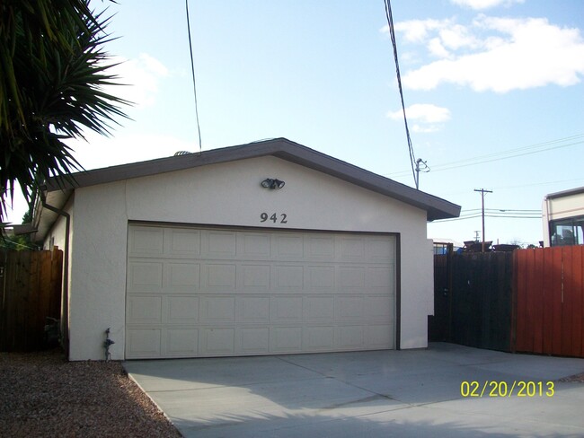 Building Photo - 3 Bedroom - 2 Bathroom wonderful remodeled...