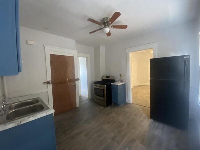 Building Photo - 3831 Carlyle Ave