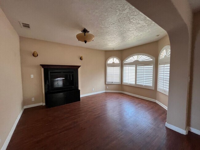 Foto del edificio - Silver lakes -Lake Front Home, Apply today!!