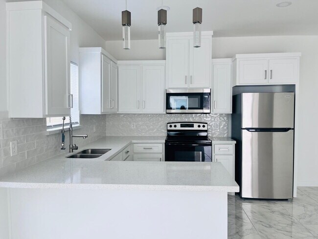 Foto del edificio - "Chic 2-Bed, 2-Bath Alton Apartment with Elegant Granite Touches!"