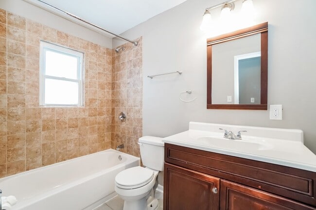 Building Photo - Updated 3-Bedroom Home with 1 Bath, Modern Flooring & Fenced Yard