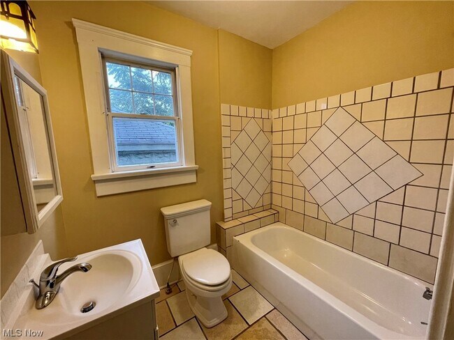 Building Photo - 204 Myrtle Pl