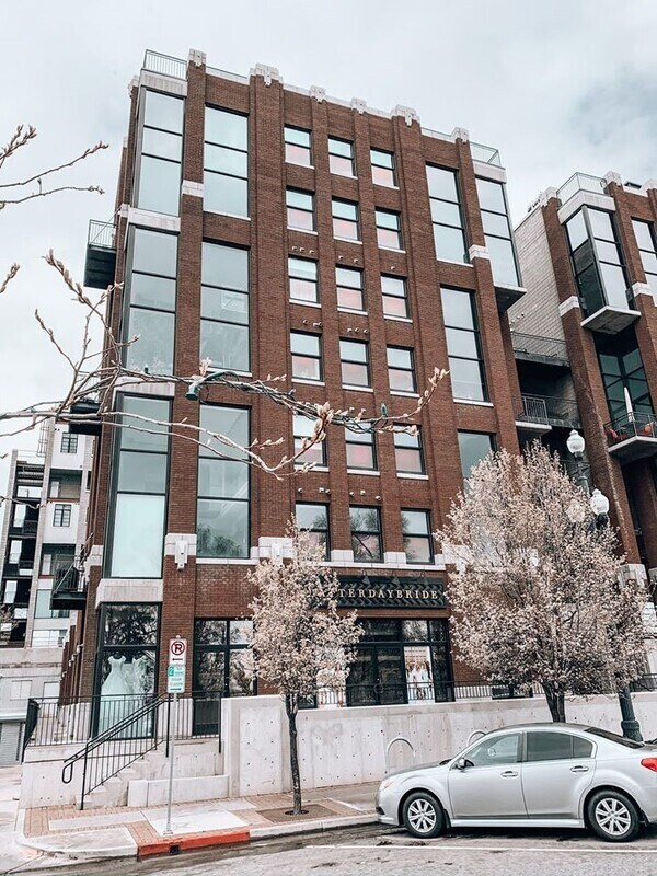 Primary Photo - 1 W Broadway