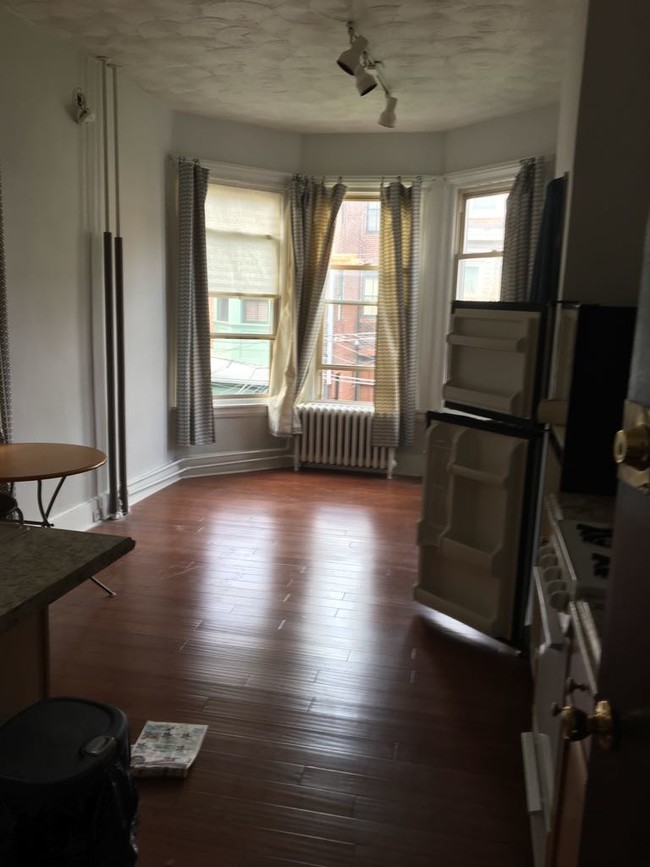 Building Photo - 828 Corinthian Ave