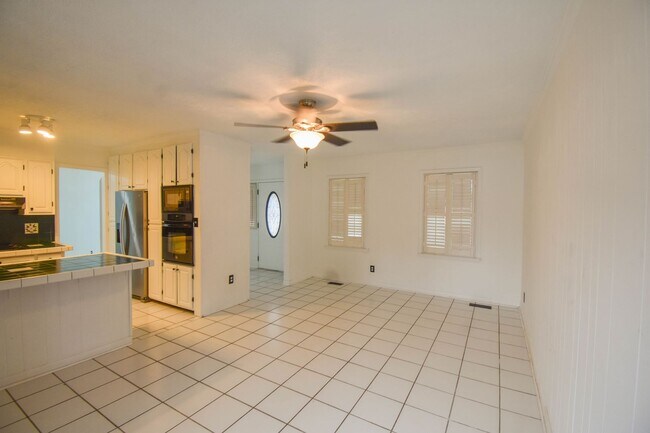 Building Photo - 3 Bedroom 2 Bathroom with a Pool!