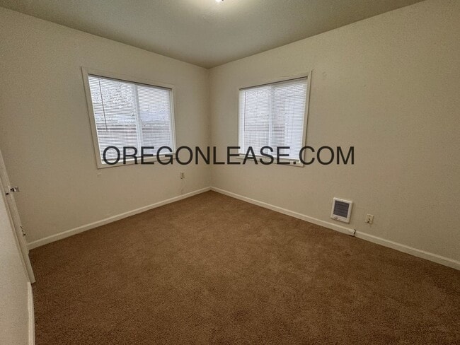 Building Photo - 2bedroom 1 bath downtown Eugene Home