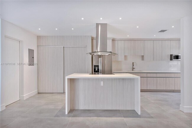 Building Photo - 2616 Carambola Cir N