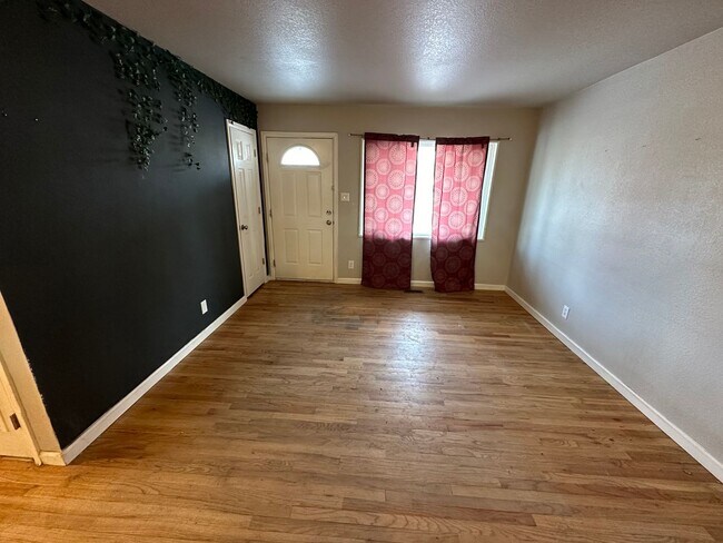 Foto del edificio - 3 BED, 1 BATH HOME CLOSE TO FORT CARSON, P...