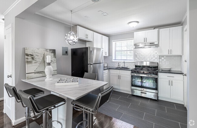 Interior Photo - Brookstone Court