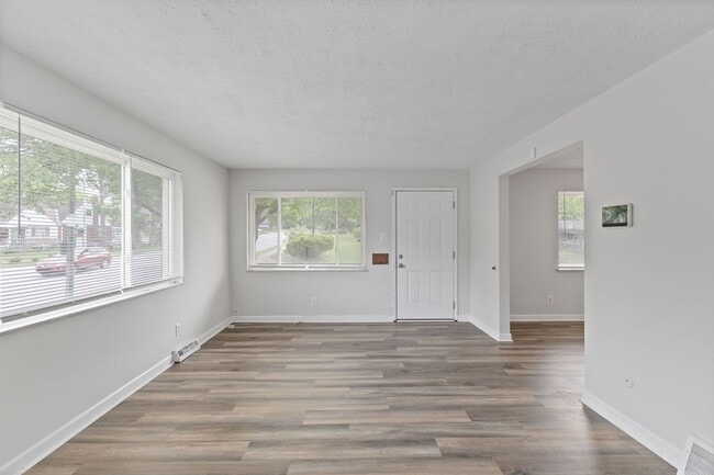 Building Photo - COLLEGE HILL- amazing 3 bedroom, 1.5 bathr...