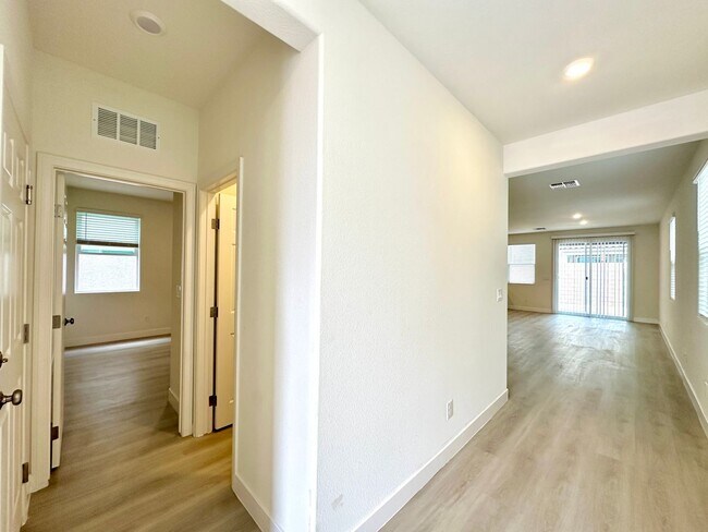 Building Photo - Saguaro North