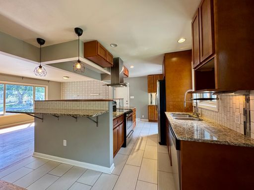 Building Photo - Large Single Family Home Available NOW!!