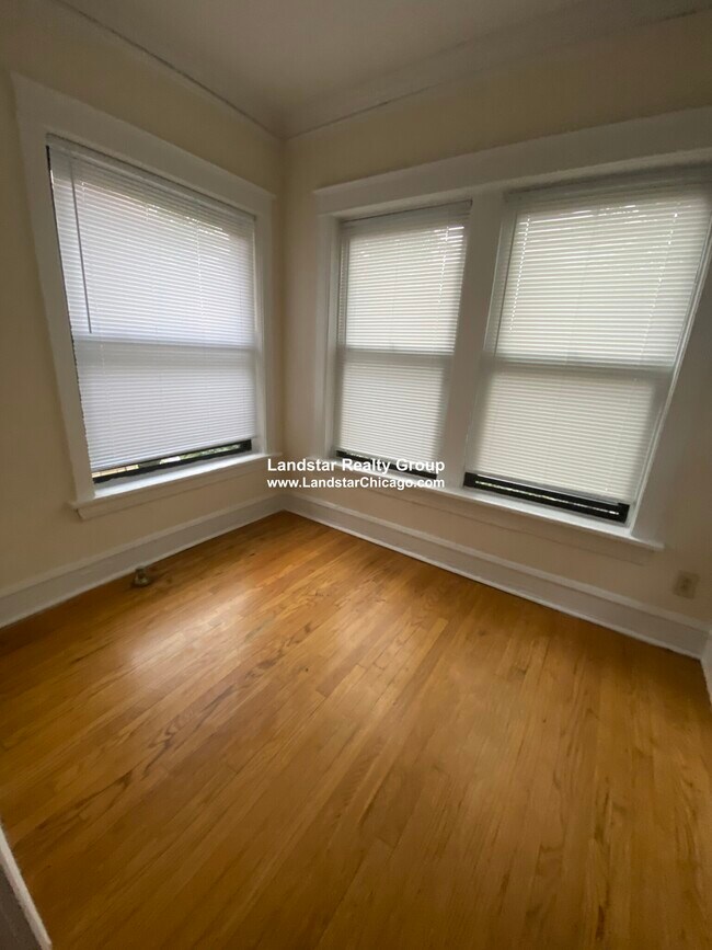 Building Photo - 3205 W Sunnyside Ave