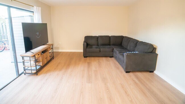 Foto del edificio - 3211 Gardens East Dr