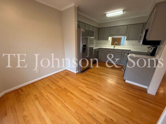Foto del edificio - Charming 3 Bedroom Home Near Country Club ...