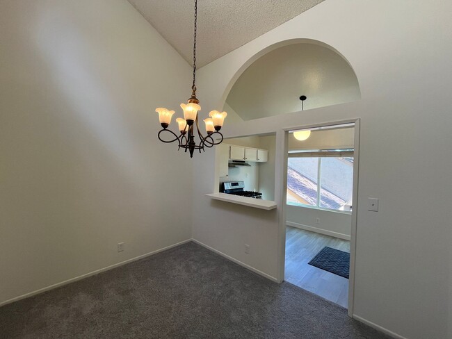 Foto del edificio - LOCATION! Move-in ready 2+2 w/parking, pool + balcony!